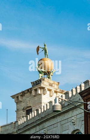 La sculpture sur le bâtiment Dogana da Mar: Deux statues de l'Atlas tenant un globe doré sur lequel se trouve le Fortune, à Punta della Dogana, Venise Banque D'Images