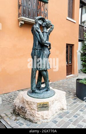 La statue en bronze de 'The Kiss' représentant un soldat alpin et une jeune femme, près du pont de l'Alpini, à Bassano del Grappa, en Vénétie, en Italie Banque D'Images