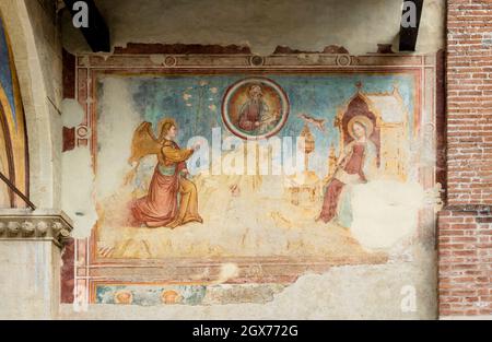 Fresques représentant l'Annonciation, sur la façade de l'église de San Francesco à Bassano del Grappa, province de Vicenza, Vénétie, Italie Banque D'Images