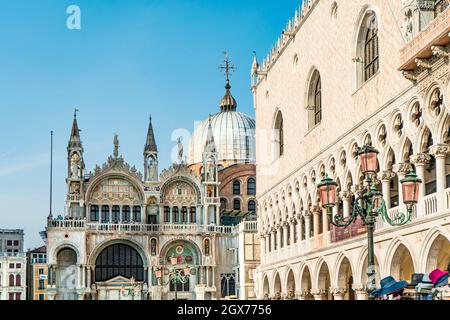 Vue sur le Palais des Doges (Palais ducal) et la cathédrale Saint-Marc sur la place Saint-Marc, Venise, Italie, par une belle journée ensoleillée Banque D'Images