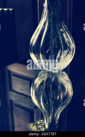 Image artistique du vase en verre reflétée dans la surface de la table ci-dessous Banque D'Images