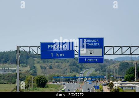 Péage sur l'autoroute, écrit en portugais, Brésil. Banque D'Images