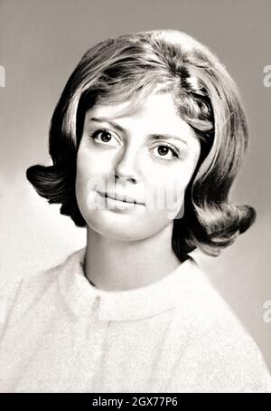 1964 , USA : la célèbre actrice américaine SUSAN SARANDON ( née le 4 octobre 1946 ) quand était jeune , âgée de 18 ans . Photo de l'Annuaire de l'école secondaire de l'annary . Photographe inconnu .- HISTOIRE - FOTO STORICHE - ATTORE - FILM - CINÉMA - PORTRAIT - RITRATTO - Personalità da giovane giovani - personnalités quand était jeune - ADOLESCENT - ATTRICE - sourire - sorriso - bionda - blonde --- ARCHIVIO GBB Banque D'Images