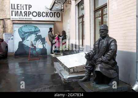 MOSCOU, RUSSIE - 12 septembre 2021 : monument à Gilyarovsky près du musée du centre de Gilyarovsky. Banque D'Images