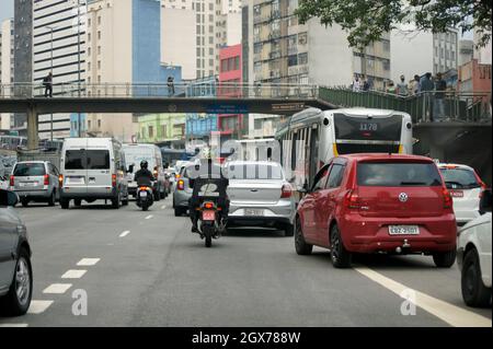 20 octobre 2020.São Paulo, SP, Brésil.Trafic sur l'Avenida 23 de Maio, toujours plein et bondé. Banque D'Images