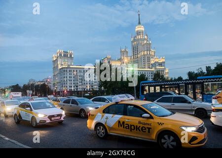 MOSCOU, RUSSIE - 12 septembre 2021 : vue du gratte-ciel staliniste sur le remblai de Kotelnicheskaya dans la soirée à l'heure de pointe. Banque D'Images