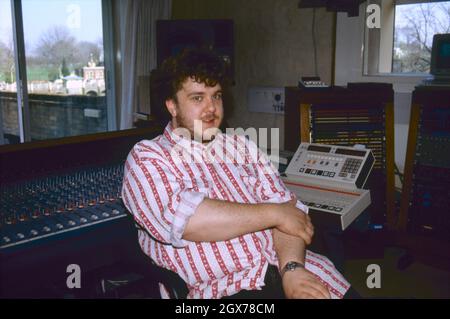 Le musicien écossais Robin Guthrie, membre des Cocteau Twins, photographié dans le studio West London du groupe en 1989. Banque D'Images