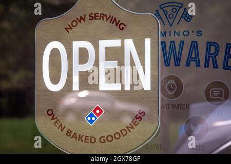 Ouvrez le panneau dans la fenêtre de Domino's Pizza à Snellville (Metro Atlanta), Géorgie. (ÉTATS-UNIS) Banque D'Images