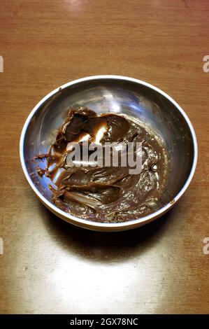 Chocolat pour brigadeiro dans un bol en acier inoxydable.Typique brésilien sucré maison. Banque D'Images