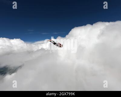 Une jeune femme en position de suivre à grande vitesse. Parachutisme. Concept pur d'indépendance et d'autonomisation. Banque D'Images