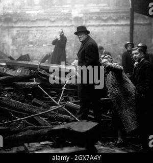 Winston Churchill inspecte des dégâts à la bombe à Londres pendant le Blitz en 1940 Banque D'Images