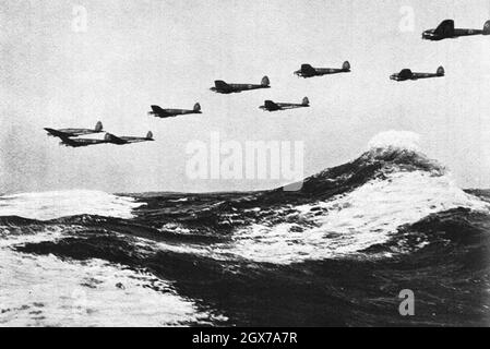 Les bombardiers Heinkel He-111 allemands survolant les vagues de la Manche en 1940. Banque D'Images