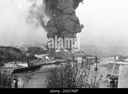 La fumée d'un incendie a commencé à Plymouth, en Angleterre, en novembre 1940 pendant le Blitz. Banque D'Images