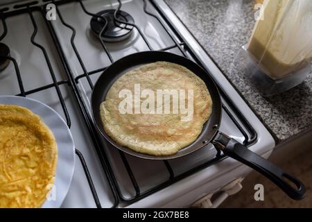 Vue de dessus de fines et délicieuses crêpes appétissantes cuisinées dans une poêle à frire à la maison dans la cuisine Banque D'Images