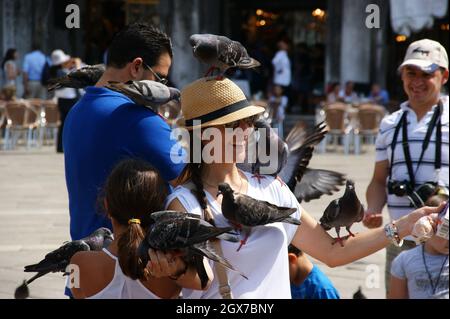 VENISE, ITALIE - 31 juillet 2011 : une femelle posant avec des pigeons dans le centre-ville de Venise, Italie Banque D'Images