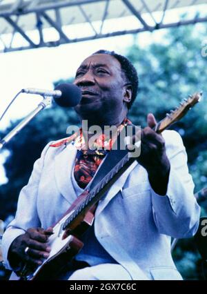 Le Bluesman américain Muddy Waters se présente au festival de jazz de la radio Capital à Knebworth, en Angleterre, en juillet 1981. Banque D'Images