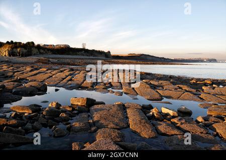 Marée basse à Lavernock point, pays de Galles Royaume-Uni, côte galloise Côte britannique vue panoramique sur la plage et le ciel paisible estuaire de la Severn lumière naturelle Banque D'Images