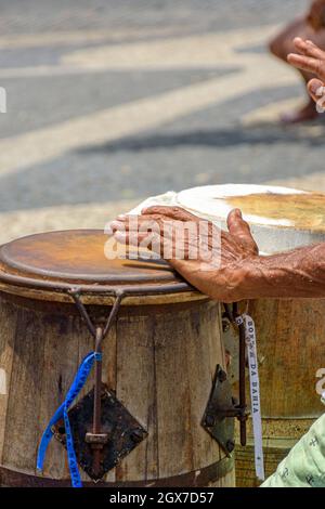 Percussionniste jouant un atabaque rudimentaire lors d'une manifestation culturelle afro-brésilienne à Pelourinho, dans la ville de Salvador, Bahia Banque D'Images