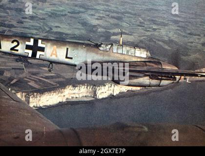 Un Messerschmitt allemand me 110 au-dessus des falaises blanches de la côte de la Manche pendant la bataille d'Angleterre en 1940. Banque D'Images