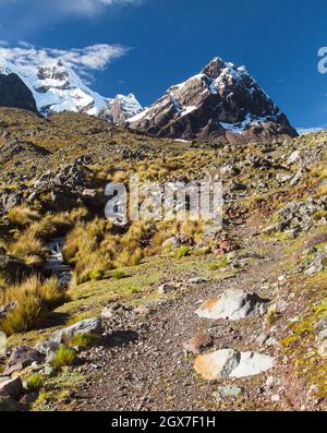 Randonnée Ausangate trekking Trail, circuit Ausangate, Cordillera Vilcanota, région de Cuzco, Pérou, paysage péruvien des Andes, Amérique du Sud Banque D'Images