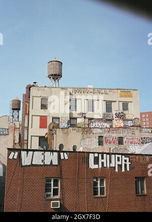 Vue sur les graffitis sur les bâtiments depuis le pont de Manhattan, New York Banque D'Images