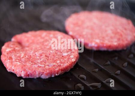 Fermeture des côtelettes de viande rôtisant sur le gril Banque D'Images