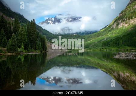 Paysage de montagne nuageux du Colorado avec un reflet des Maroon Bells en été Banque D'Images