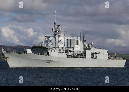 Le NCSM Fredericton (FFH-337), une frégate de classe Halifax (ou de classe ville) de la Marine royale du Canada, passe Greenock sur le Firth de Clyde alors qu'elle se dirige vers les exercices militaires Dynamic Mariner 2021 et joint Warrior 21-2.Un Cyclone Sikorsky CH-148 (numéro de série 148826) est visible sur le pont de l'hélicoptère. Banque D'Images