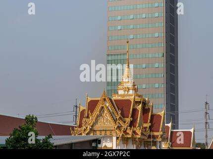 Bangkok, Thaïlande. 08 févr. - 2020 : vue du temple bouddhiste et du bâtiment moderne qui coexistent parfaitement à Bangkok. Aucune mise au point, en particulier. Banque D'Images