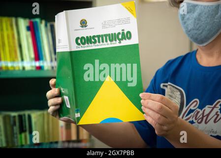 Porto Ferreira, Brésil. 04e octobre 2021. Ce mardi (5), l'anniversaire de la promulgation de la Constitution de 1988 est célébré. La Constitution de 1988 de la République fédérative du Brésil, également connue sous le nom de Constitution citoyenne, a 33 ans. Dans la photo, bibliothèque à Porto Ferreira, SP. Crédit: André Luis Ferreira/FotoArena/Alamy Live News Banque D'Images