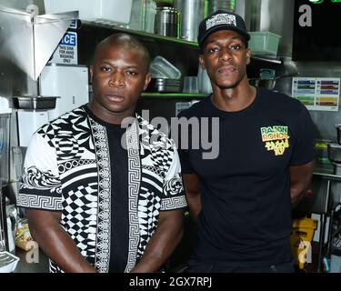 LOS ANGELES, CALIFORNIE, États-Unis - OCTOBRE 04 : le rappeur O.T. Genasis et le joueur américain de basket-ball Rajon Rondo assistent à la Journée nationale des tacos avec Los Angeles Lakers Star Rajon Rondo, qui s'est tenue au Tacos AF le 4 octobre 2021 à Los Angeles, Californie, États-Unis. Tacos AF s'est associé avec Rajon Rondo de Lakers pour soutenir la communauté du centre-ville en faisant don d'une partie des recettes provenant des ventes de tacos le jour national de Taco - lundi 4 octobre au centre des femmes du centre-ville. Rondo a servi des tacos cet après-midi à certains membres du Centre des femmes. (Photo de Xavier Collin/image Press Agency) Banque D'Images