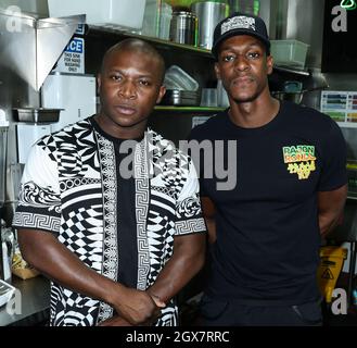 LOS ANGELES, CALIFORNIE, États-Unis - OCTOBRE 04 : le rappeur O.T. Genasis et le joueur américain de basket-ball Rajon Rondo assistent à la Journée nationale des tacos avec Los Angeles Lakers Star Rajon Rondo, qui s'est tenue au Tacos AF le 4 octobre 2021 à Los Angeles, Californie, États-Unis. Tacos AF s'est associé avec Rajon Rondo de Lakers pour soutenir la communauté du centre-ville en faisant don d'une partie des recettes provenant des ventes de tacos le jour national de Taco - lundi 4 octobre au centre des femmes du centre-ville. Rondo a servi des tacos cet après-midi à certains membres du Centre des femmes. (Photo de Xavier Collin/image Press Agency) Banque D'Images