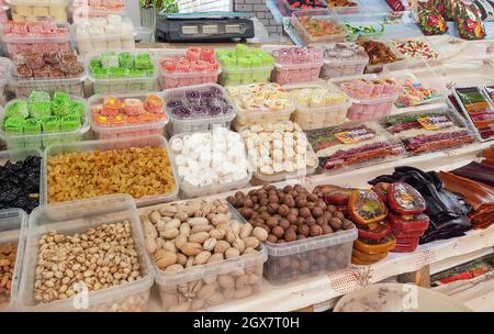 Une large sélection de gourmandises orientales exotiques, dont du baklava, du caramel et des noix au bazar oriental. Banque D'Images