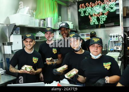 LOS ANGELES, CALIFORNIE, États-Unis - OCTOBRE 04 : le copropriétaire de tacos AF, Brandon Thompson, et le joueur américain de basket-ball professionnel, Rajon Rondo, assistent à la Journée nationale des tacos avec Los Angeles Lakers Star Rajon Rondo, qui s'est tenue au Tacos AF le 4 octobre 2021 à Los Angeles, Californie, États-Unis. Tacos AF s'est associé avec Rajon Rondo de Lakers pour soutenir la communauté du centre-ville en faisant don d'une partie des recettes provenant des ventes de tacos le jour national de Taco - lundi 4 octobre au centre des femmes du centre-ville. Rondo a servi des tacos cet après-midi à certains membres du Centre des femmes. (Photo de Xavier Collin/image Press Agen Banque D'Images