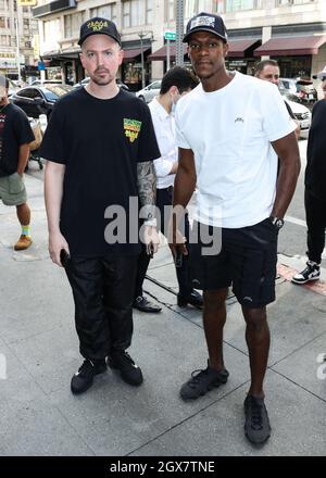 LOS ANGELES, CALIFORNIE, États-Unis - OCTOBRE 04 : le copropriétaire de tacos AF, Brandon Thompson, et le joueur américain de basket-ball professionnel, Rajon Rondo, assistent à la Journée nationale des tacos avec Los Angeles Lakers Star Rajon Rondo, qui s'est tenue au Tacos AF le 4 octobre 2021 à Los Angeles, Californie, États-Unis. Tacos AF s'est associé avec Rajon Rondo de Lakers pour soutenir la communauté du centre-ville en faisant don d'une partie des recettes provenant des ventes de tacos le jour national de Taco - lundi 4 octobre au centre des femmes du centre-ville. Rondo a servi des tacos cet après-midi à certains membres du Centre des femmes. (Photo de Xavier Collin/image Press Agen Banque D'Images