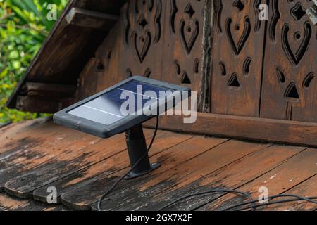 Les panneaux solaires sont montés sur un ancien toit en tôle de bois. Banque D'Images