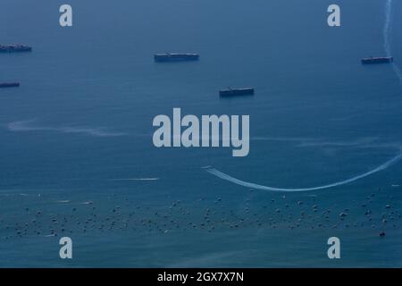 Huntington Beach, Californie, États-Unis. 2 octobre 2021. Le pétrole brut est présenté dans l'océan Pacifique au large du comté d'Orange, car de petits bateaux se sont rassemblés pour le Pacific Air Show. Les navires-conteneurs de cargaison attendent dans l'eau samedi. Un important déversement de pétrole au large de la côte du comté d'Orange en Californie du Sud a provoqué la fermeture d'une zone de front de mer de 9 kilomètres de long et des équipes du ministère de la pêche et de la faune de Californie (CDFW) nettoient la pollution des installations dans les eaux fédérales.(Credit image: © Mark Holtzman/ZUMA Press Wire Service) Banque D'Images