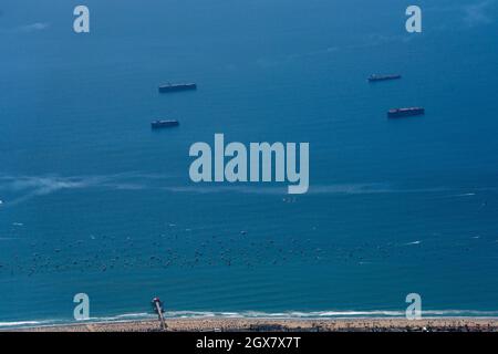 Huntington Beach, Californie, États-Unis. 2 octobre 2021. Le pétrole brut est présenté dans l'océan Pacifique au large du comté d'Orange, car de petits bateaux se sont rassemblés pour le Pacific Air Show. Les navires-conteneurs de cargaison attendent dans l'eau samedi. Un important déversement de pétrole au large de la côte du comté d'Orange en Californie du Sud a provoqué la fermeture d'une zone de front de mer de 9 kilomètres de long et des équipes du ministère de la pêche et de la faune de Californie (CDFW) nettoient la pollution des installations dans les eaux fédérales.(Credit image: © Mark Holtzman/ZUMA Press Wire Service) Banque D'Images