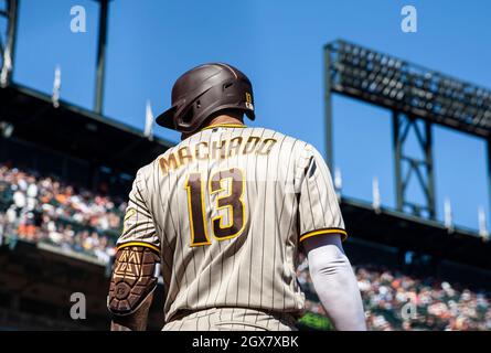 Octobre 03 2021 San Francisco CA, États-Unis San Diego Padres troisième bassiste Manny Machado (13) sur le pont pendant le match MLB entre les San Diego Padres et les San Francisco Giants. Padres a perdu 11-4 à Oracle Park San Francisco Calif. Thurman James/CSM Banque D'Images