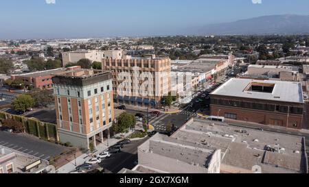 Salinas, Californie, États-Unis - 23 juillet 2021 : l'après-midi, la lumière du soleil brille sur le centre historique de la ville pendant une pause dans le brouillard. Banque D'Images