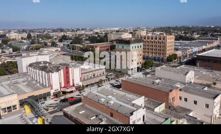 Salinas, Californie, États-Unis - 23 juillet 2021 : l'après-midi, la lumière du soleil brille sur le centre historique de la ville pendant une pause dans le brouillard. Banque D'Images