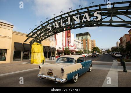 Salinas, Californie, États-Unis - 23 juillet 2021 : la lumière du soleil brille sur une nouvelle voie d'arche de Salinas dans le centre-ville historique. Banque D'Images