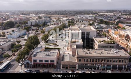 Salinas, Californie, États-Unis - 23 juillet 2021 : l'après-midi, la lumière du soleil brille sur le centre historique de la ville pendant une pause dans le brouillard. Banque D'Images