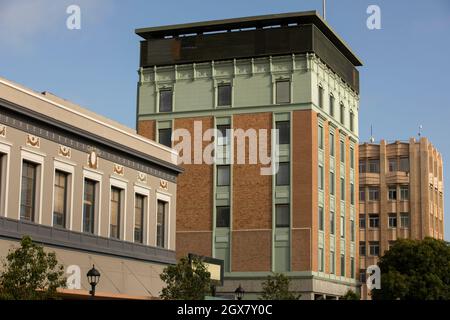 Salinas, Californie, États-Unis - 23 juillet 2021 : l'après-midi, la lumière du soleil brille sur le centre historique de la ville pendant une pause dans le brouillard. Banque D'Images