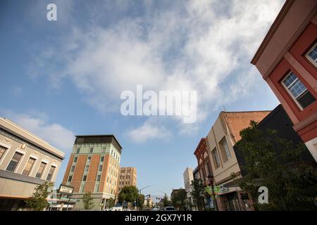 Salinas, Californie, États-Unis - 23 juillet 2021 : l'après-midi, la lumière du soleil brille sur le centre historique de la ville pendant une pause dans le brouillard. Banque D'Images