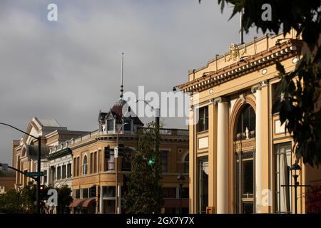 Salinas, Californie, États-Unis - 23 juillet 2021 : l'après-midi, la lumière du soleil brille sur le centre historique de la ville pendant une pause dans le brouillard. Banque D'Images