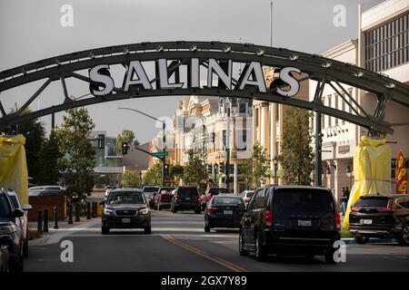 Salinas, Californie, États-Unis - 23 juillet 2021 : la lumière du soleil brille sur une nouvelle voie d'arche de Salinas dans le centre-ville historique. Banque D'Images