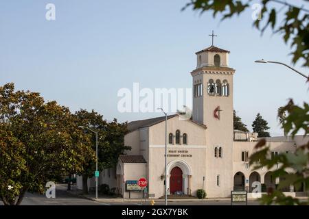 Salinas, Californie, États-Unis - 23 juillet 2021 : la lumière du soleil brille sur une église dans le centre historique de Salinas. Banque D'Images