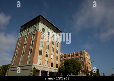 Salinas, Californie, États-Unis - 23 juillet 2021 : l'après-midi, la lumière du soleil brille sur le centre historique de la ville pendant une pause dans le brouillard. Banque D'Images