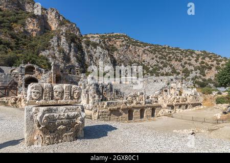 La pierre historique fait face au bas relief et au théâtre antique de la ville antique de Myra. Ruines de tombes découpées en roche dans la région de Lycia, Demre, Antalya, Turquie. Banque D'Images